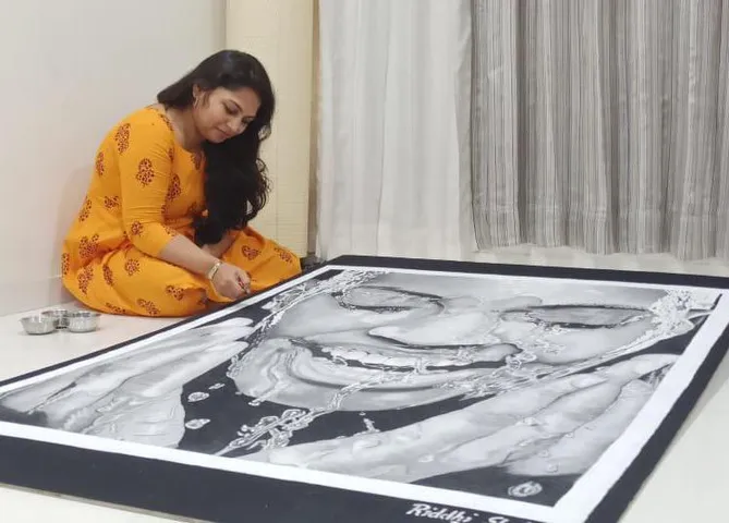 જામનગર : કોરોના સામે સાવચેતીનો મેસેજ આપતી અદભૂત રંગોળી, મહિલા કલાકારે બનાવી 10 ફૂટની વિશાળ રંગોળી