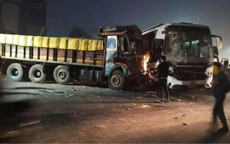 અમદાવાદ: નારોલમાં લકઝરી બસ અને ટ્રક વચ્ચે સર્જાયો અકસ્માત