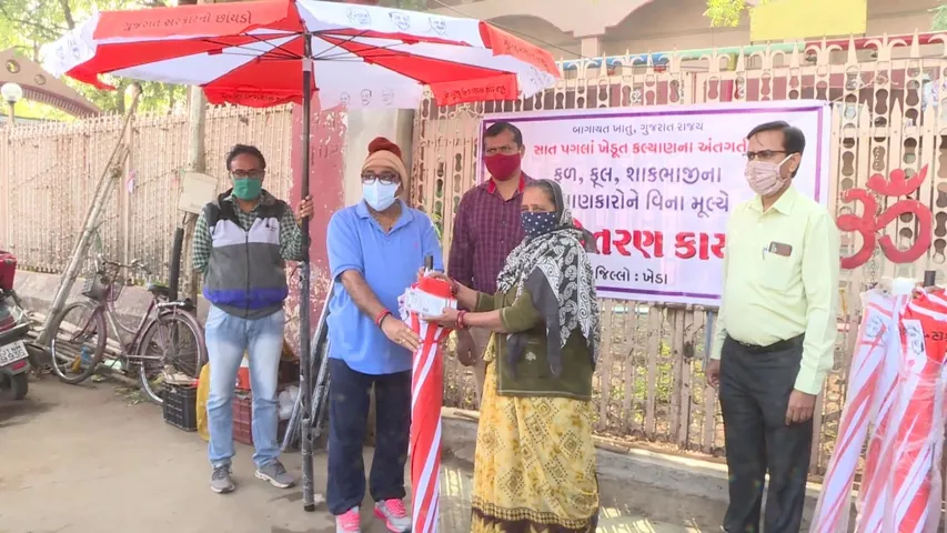 ખેડા : “ગુજરાત સરકારનો છાંયડો”, નડીઆદમાં ફળ-ફૂલ અને શાકભાજીના વેપારીઓને કરાયું છત્રીનું વિતરણ