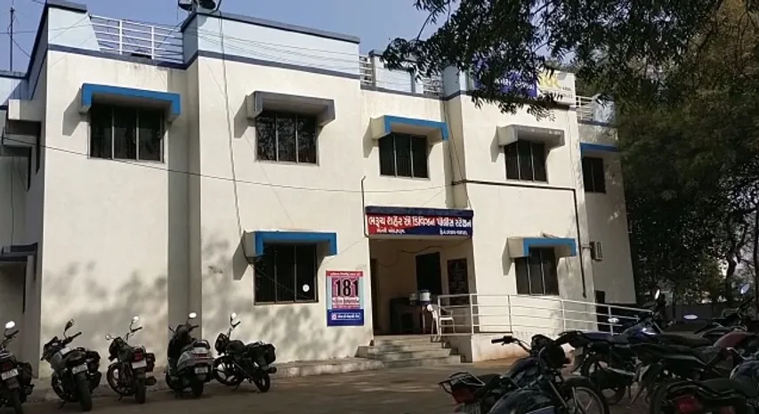 ભરૂચ : મહાત્મા ગાંધી રોડની મોબાઈલ શોપમાં પોલીસના દરોડા, ડુપ્લિકેટ એસેસરીઝ સહિત 4 ફોન મળી રૂ. 13.52 લાખનો મુદ્દામાલ જપ્ત