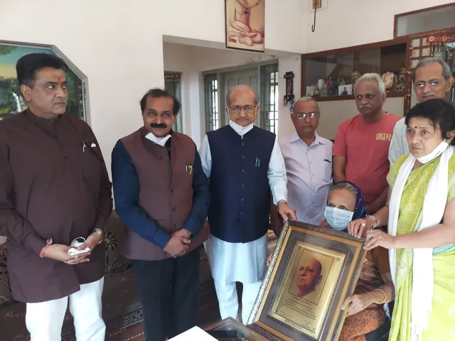 ભાવનગર : વિધાનસભાના સ્વર્ગસ્થ સભ્યોના પરિવારજનોને સ્મૃતિરૂપે ગોલ્ડ પ્લેટેડ ફોટો ફ્રેમ અર્પણ કરાઇ