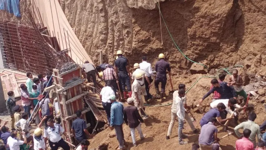 સુરત : મોટા વરાછામાં નિર્માણાધીન ઇમારતના બાંધકામ વેળાએ માટી ધસી પડતાં 4 શ્રમિકોના મોત, 2 ની હાલત ગંભીર