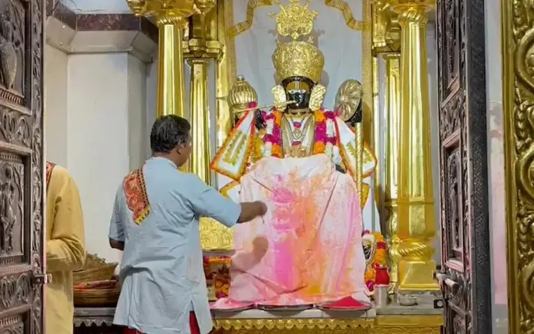 અરવલ્લી : કોરોનાની ગાઇડલાઇન સાથે સુપ્રસિદ્ધ યાત્રાધામ શામળાજી મદિરમાં કરાઇ હોળીની ઉજવણી