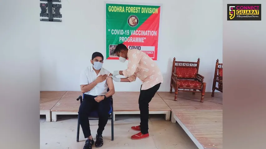ગોધરા ખાતે વનવિભાગના અધિકારીઓ અને કર્મચારીઓએ મૂકાવી કોરોના રસી