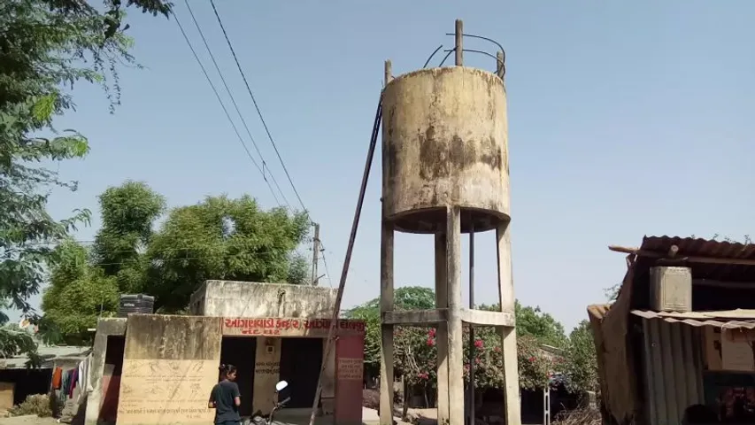 સાબરકાંઠા: આંતરોલી વાસદોલજી ગામે પાણીની 2 ટાંકી જર્જરિત, રહેણાંક વિસ્તારમાં ટાંકી હોવાથી લોકોમાં ભયનો માહોલ