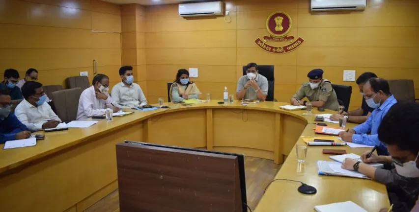 વલસાડ : કોરોના સંક્રમણની પરિસ્થિતી સંદર્ભે જિલ્લા કલેકટરના અધ્યકક્ષસ્થારને મળી સમીક્ષા બેઠક