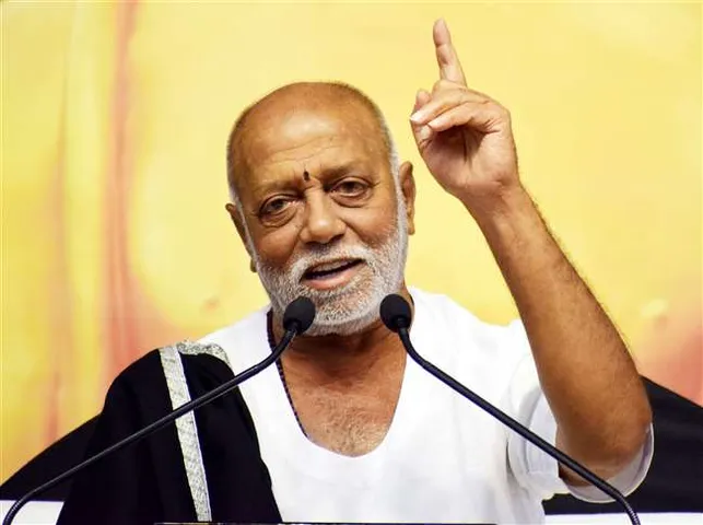 અમરેલી : કોરોના સામે લડવા મોરારિબાપુએ 1 કરોડના દાનની કરી જાહેરાત, જાણો ક્યાં વપરાશે?