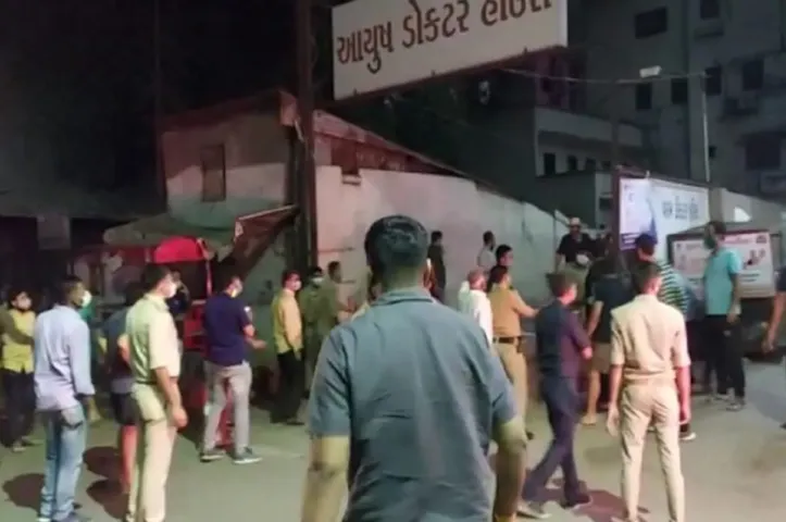 સુરત: કોવિડ હૉસ્પિટલના 5મા માળે આગ લાગતાં અફરાતફરી; 12 દર્દીઓનું રેસ્ક્યૂ કરીને અન્ય હૉસ્પિટલમાં ખસેડાયા