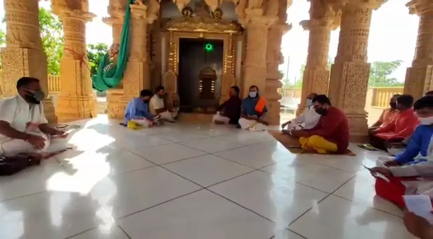 કચ્છ : ભુતનાથ મહાદેવ મંદિરે વિષ્ણુસહસ્ત્ર પાઠનું પઠન, કોરોના દુર થાય તેવી પ્રાર્થના