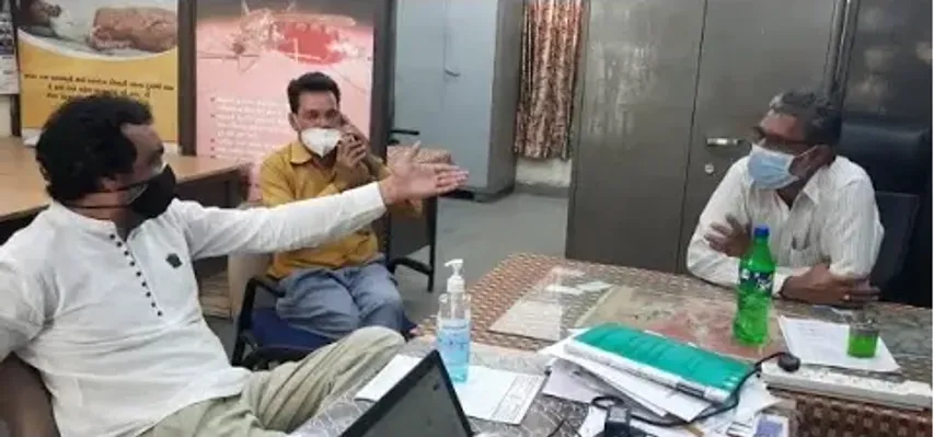 ભરૂચ : આરોગ્ય અધિકારીને કોંગ્રેસના નગરસેવકોએ ઘેર્યા, ખુરશીને લાત મારી ચેમ્બર છોડી ચાલ્યાં ગયાં