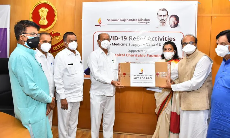 વલસાડ : શ્રીમદ્‌ રાજચંન્‍દ્ર મિશન-ધરમપુર દ્વારા કોરોનાના દર્દીઓ માટે આવશ્‍યક દવાઓ કલેક્‍ટર કચેરી ખાતે અર્પણ કરાઇ