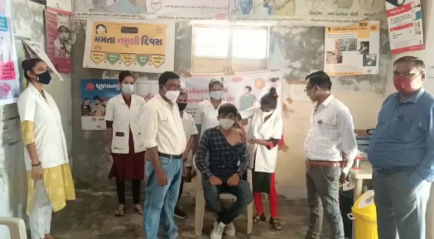 કચ્છ : કોરોના વેક્સિન લેવા માટે લોકોમાં જોવા મળ્યો ઉત્સાહ, દરરોજ 150થી વધુ લોકો લઈ રહ્યા છે વેક્સિન