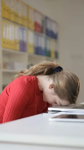 Which vitamin deficiency causes sleepiness