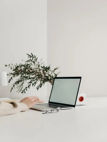 ऑफिस के लैपटॉप पर ये काम करने से हो जाए सावधान