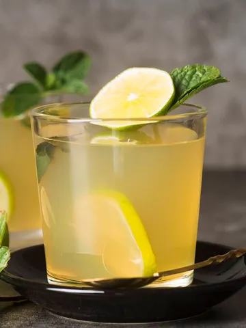 मुंह की बदबू से लेकर स्ट्रेस दूर करने तक, बड़े काम की चीज है नींबू पानी