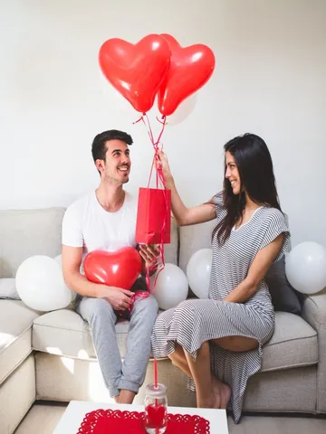Valentines Day: 100 रुपये के अंदर खरीद सकते हैं गर्लफ्रेंड के लिए ये 6 वैलेंटाइन डे गिफ्ट