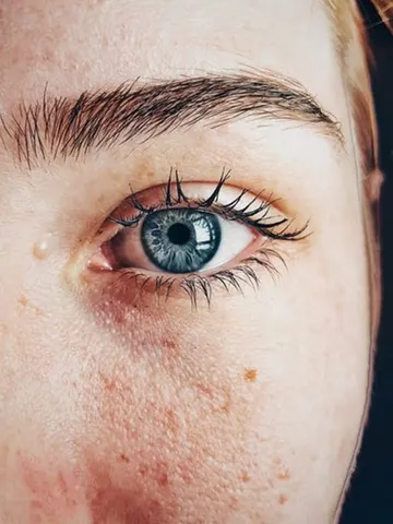 स्वस्थ आंखों की है चाहत तो कभी ना करें ये 5 गलतियां