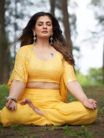 48 की उम्र में खुद को ऐसे फिट रखती हैं ‘मस्त-मस्त गर्ल’ रवीना टंडन