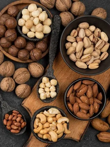 गर्मी में भिगोकर खाएं ये 6 ड्राय फ्रूट्स, सेहत को मिलेंगे कई फायदे