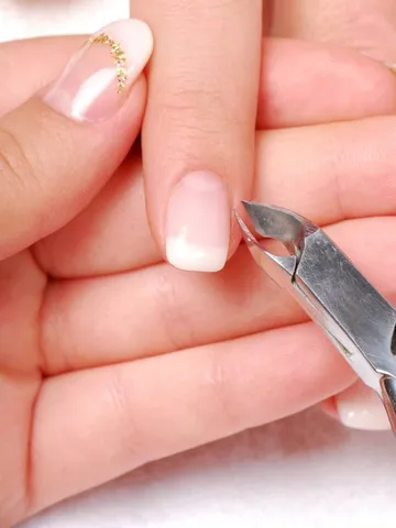 नाखून के पास की स्किन निकलना ना करें इग्नोर, डाइट में शामिल करें ये फूड्स