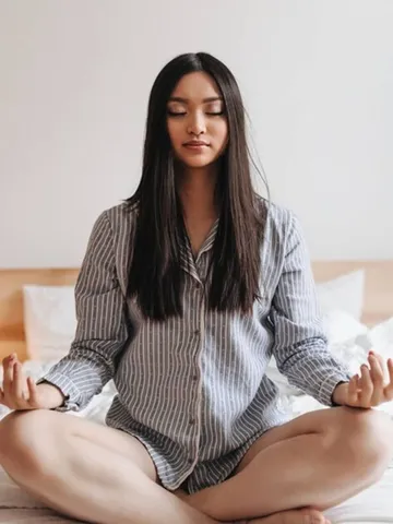 रात में सोने से पहले Meditation करना क्यों है जरूरी, जानें इसके फायदे