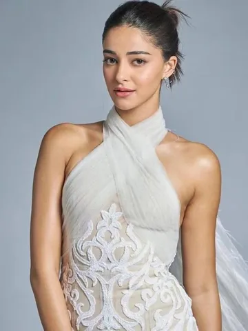 Ananya Panday के हॉल्टर नेक स्टाइल ड्रेस लुक्स हैं बेहद स्टनिंग
