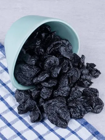 महिलाओं के लिए फायदेमंद है काली किशमिश का पानी, जानिए कैसे