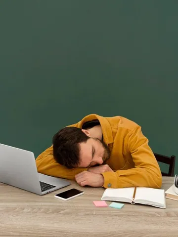 रात भर सोने के बाद भी क्या दिन में आती है नींद, जानिए इसके कारण