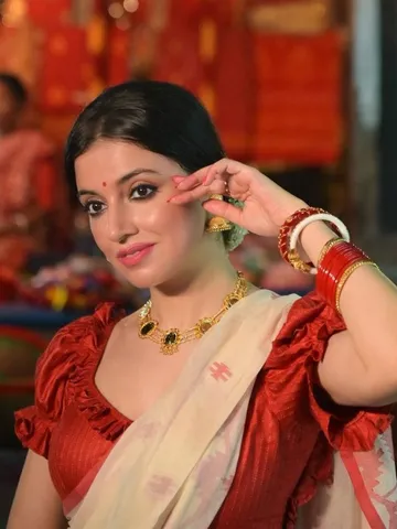 दिव्या खोसला बनीं ‘बंगाली बाला’, फैंस हुए फिदा