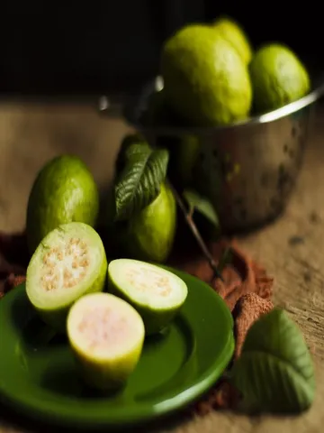 अमरूद के पत्तों को खाने से दूर हो सकती हैं महिलाओं की ये 7 बीमारियां