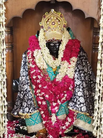 शनि देव को करना है खुश तो सर्दियों में जरूर करें ये काम