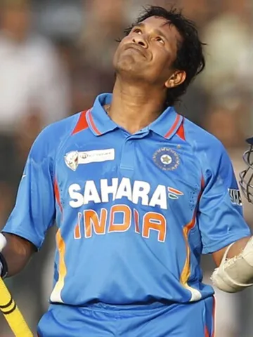 इंटरनेशनल क्रिकेट में सबसे ज्यादा शतक लगाने वाले टॉप 8 भारतीय