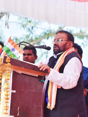 स्वामी प्रसाद मौर्य से अमीर हैं उनकी पत्नी, दोनों के पास हैं ये 4 बंदूकें