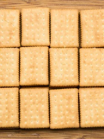 बिस्किट में क्यों बनाए जाते हैं ढेर सारे छेद?