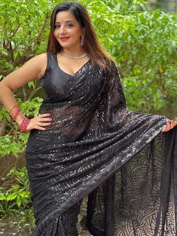 मोनालिसा का न्यू साड़ी लुक आप भी कर सकती हैं ट्राई, लगेंगी खूबसूरत