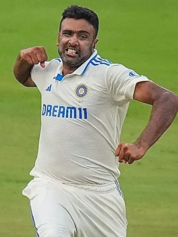 घर पर किसी एक देश के खिलाफ सबसे ज्यादा विकेट लेने वाले गेंदबाज