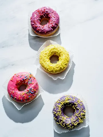 डोनट्स के बीच क्यों किया जाता है छेद, जानिए कैसे हुई इसकी शुरुआत