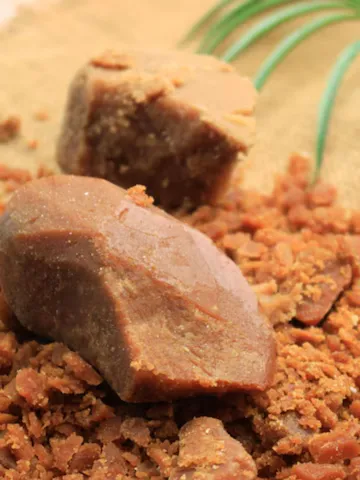 सर्दियां ही नहीं गर्मियों में भी हैं गुड़ खाने के फायदे! जानें डाइट में कैसे करें शामिल