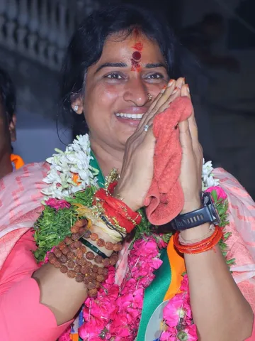 कितनी पढ़ी लिखी हैं Madhavi Latha, हैदराबाद में है करोड़ों की प्रॉपर्टी