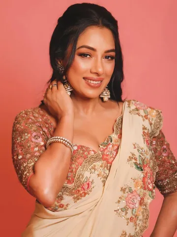 BJP की 'अनुपमा' के पास है करोड़ों की संपत्ति, जानें कहां से करती हैं मोटी कमाई