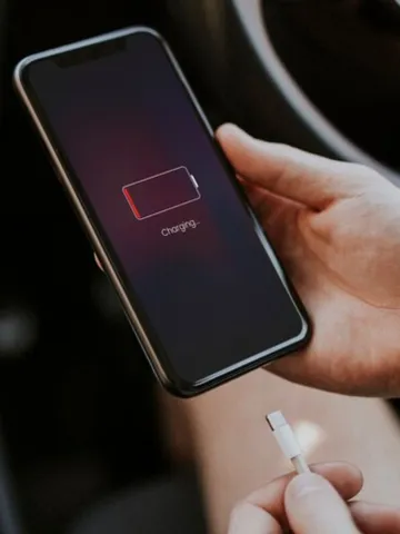 बार-बार चार्ज नहीं करना पड़ेगा स्मार्टफोन, इन 3 टिप्स से दोगुना चलेगी बैटरी!