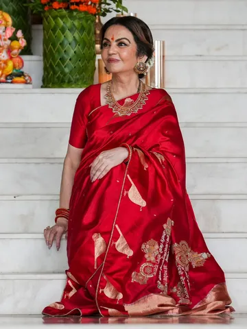 सामूहिक विवाह समारोह में बेहद खूबसूरत लगीं नीता अंबानी, साड़ी पर लिखा है ये खास मंत्र