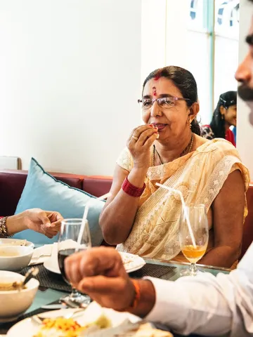 खाने की थाली में बाल निकलना किन बातों का देता है संकेत