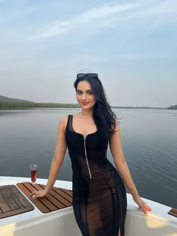 काले लिबास में यूं कातिलाना पोज देती दिखीं मानुषी छिल्लर, देखें तस्वीरें