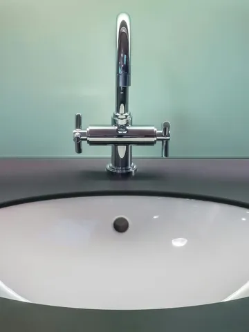 कभी सोचा है सिंक पर क्यों दिया होता है ये छोटा सा छेद? 99% लोगों को तो पता ही नहीं
