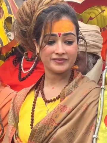 कौन हैं महाकुंभ में सबका ध्यान खींचने वाली हर्षा रिछारिया?