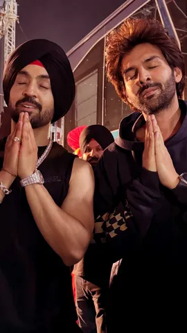 Kartik Aaryan performed with Diljit Dosanjh in Ahmedabad concert (8)