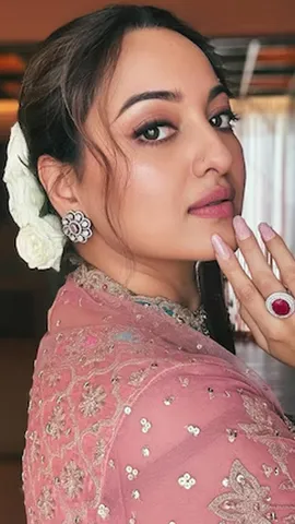 Sonakshi Sinha warns Mukesh Khanna for commenting on her father (3)