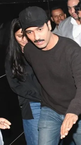 Vicky Kaushal became protective of Katrina, fans said- perfect husband (3)