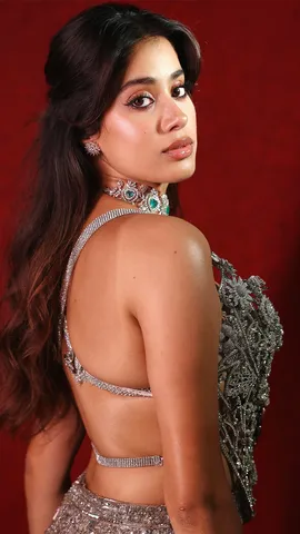 Janhvi Kapoor's hot look in corset blouse and fish-cut skirt, see here (9)
